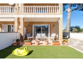 Casa  Calle nards. Casa unifamiliar con jardín y garaje en cambrils  a 5 minutos de