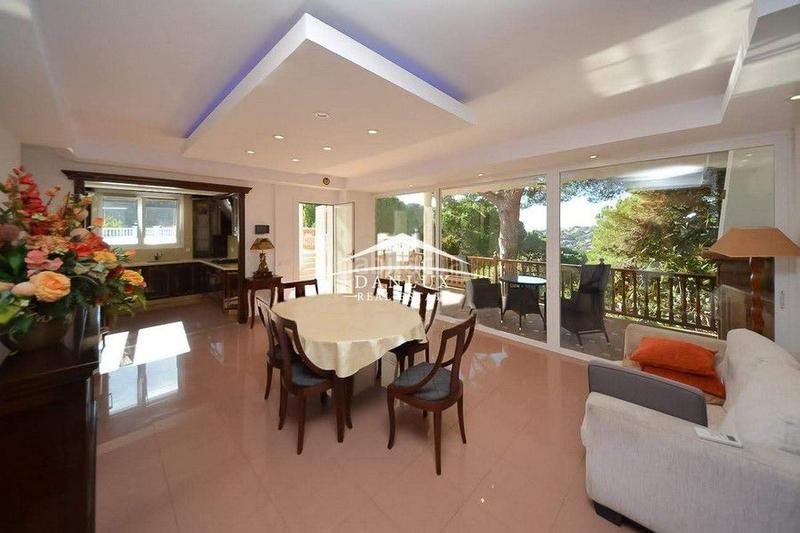 Foto acedcbe3-d7f6-4644-b134-10e0f4093443. Xalet amb aparcament a Canyelles Lloret de Mar