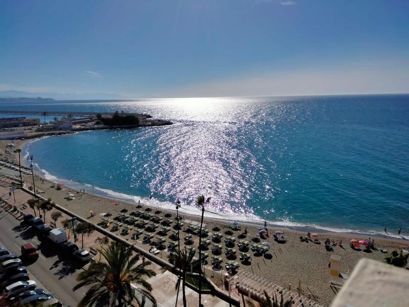 Foto 0a174a66-c140-4aa8-aa40-f269e8f6e3c9. Ático atico con increibles vistas en primera linea de playa en Fuengirola