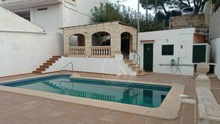 Chalet à Cala Blanca. Casa en santandria