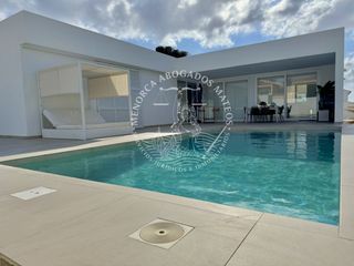 Chalet in Cala Blanca. Exclusiva propiedad en cala blanca con licencia turística – dise