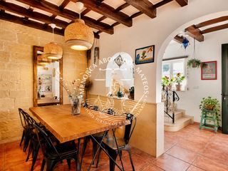 Haus in Ferreries poble. En exclusiva! elegante casa señorial menorquina con terraza en f