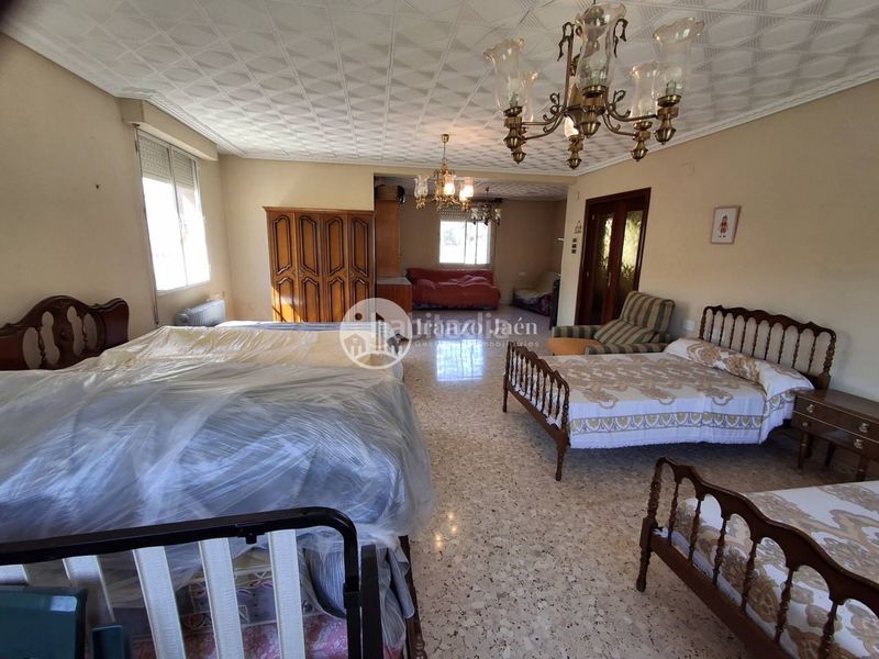 Foto b82d4d13-fede-43e3-bc19-aa323b3a043d. Xalet amb calefacció aparcament piscina a San Ildefonso - Catedral Jaén