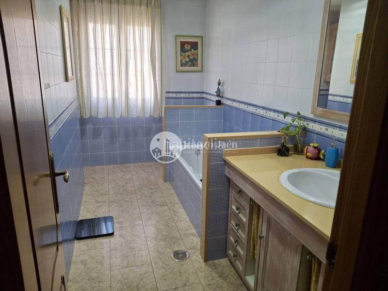 Foto 5e447782-0283-43b0-9d54-c2bbbf200fb2. Haus mit heizung parking in Renfe - Bulevar 1ª y 2ª Fase Jaén