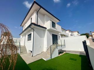 Casa a Martagina. Villa independiente de obra nueva con vistas al mar  a solo 500