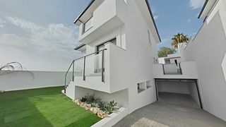 Casa  Martagina. Villa independiente nueva con vistas al mar  a solo 500 metros d