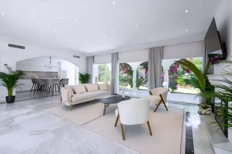 Foto 11e8c1a8-e456-43b8-9b26-1a89d2e9a947. Chalet con piscina in Marbesa Marbella