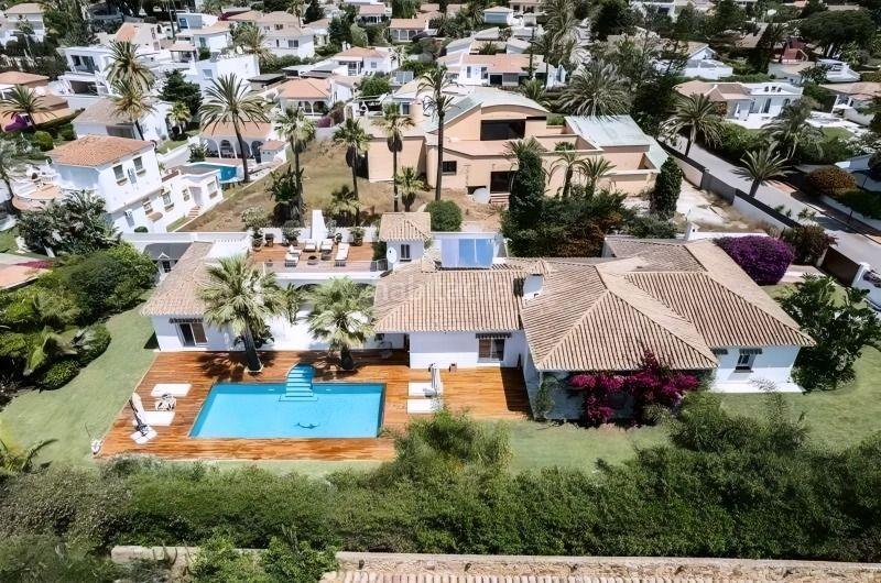 Foto 57a58fac-09e9-4327-a202-3488f8e68782. Chalet con piscina in Marbesa Marbella