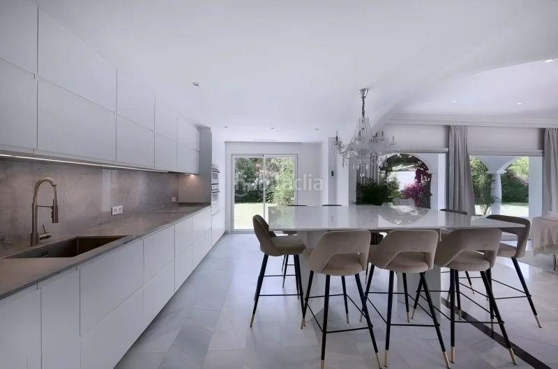 Foto cc961a6f-3bb1-438d-b62d-4ca77083a43d. Chalet con piscina in Marbesa Marbella