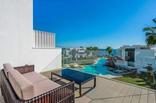 Chalet en Playa de guadalobon. 4 bedroom luxury frontline beach home, the island, estepona