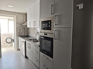 Miete Etagenwohnung  Calle de alicante. Alquiler piso de 3 dormitorios, 1 baño, con plaza de garaje en s