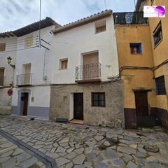 Casa  Poniente. Se vende casa de pueblo en el centro de ariza