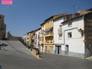 Casa a Ateca. Casa de pueblo para entrar a vivir con garaje, tiene baja mas 3