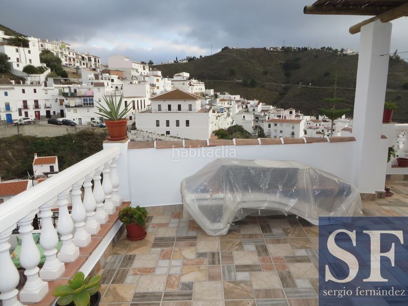 Foto 876f848d-a64f-4075-b0a8-ae0c7eb5dd72. Casa adossada a Cómpeta