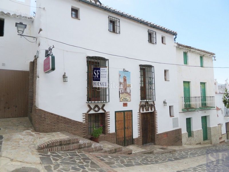 Foto cc192e32-c904-4b5e-97c4-6d03b1f9e634. Casa adosada en Árchez