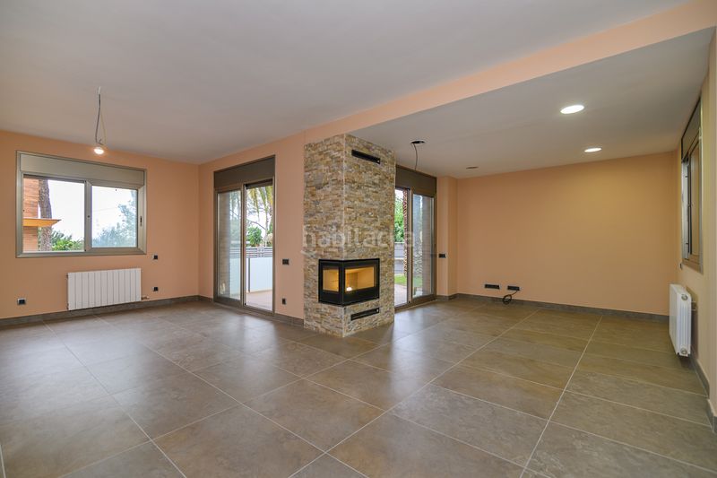 Foto e84c3807-d008-4b07-9f8d-2a9af0581744. Xalet amb xemeneia calefacció aparcament a Cunit residencial Cunit