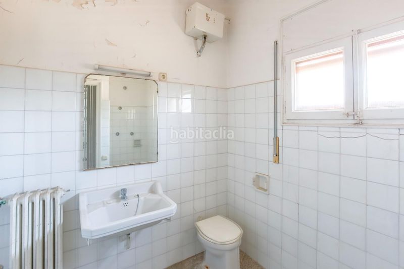 Foto 76867e59-9f79-433d-8297-36f52dcef657. Masia amb xemeneia calefacció aparcament a El Palau - Escorxador Mataró