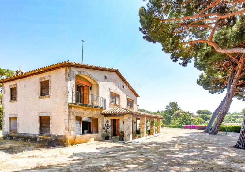Foto b95e8817-e43c-4869-8484-c05a766c5e51. Masia amb xemeneia calefacció aparcament a El Palau - Escorxador Mataró
