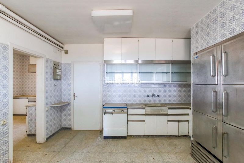 Foto db983317-6045-4168-a580-2d02fac21e8c. Masia amb xemeneia calefacció aparcament a El Palau - Escorxador Mataró