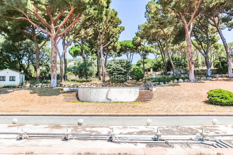 Foto f1fd8909-b619-4c3e-b820-56566981cd24. Masia amb xemeneia calefacció aparcament a El Palau - Escorxador Mataró