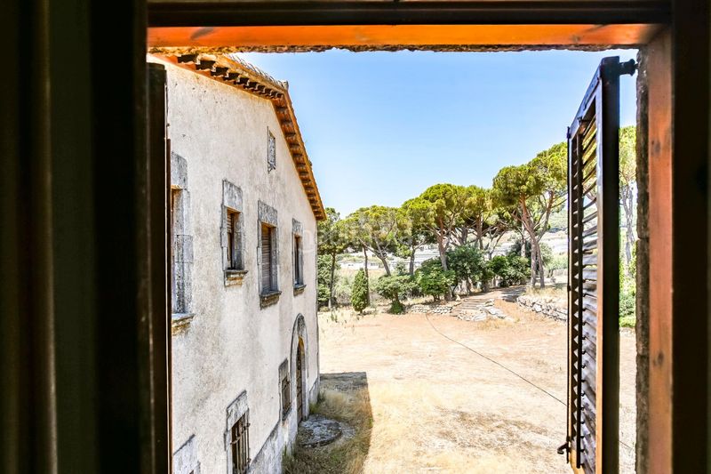 Foto ff0c3d7e-0e91-48fc-8a1a-35011d1b72d7. Masia amb xemeneia calefacció aparcament a El Palau - Escorxador Mataró