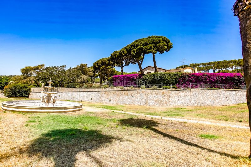 Foto ff223cd1-aba1-4241-b0a0-2143168f9f24. Masia amb xemeneia calefacció aparcament a El Palau - Escorxador Mataró