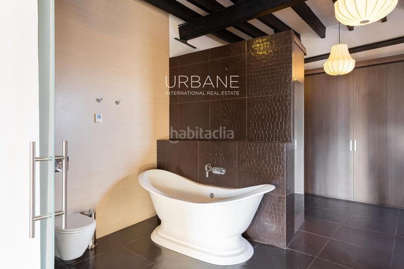 Foto 1298e00a-38b4-4db0-862d-47fbe0608f5d. Ático preciosos ático con terraza privada de 120m en venta en cuitat velha, urbane international real estate en Barcelona