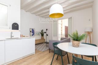 Pis  Calle de l'argenter. Piso reformado con terraza privada en tercera planta en el born,