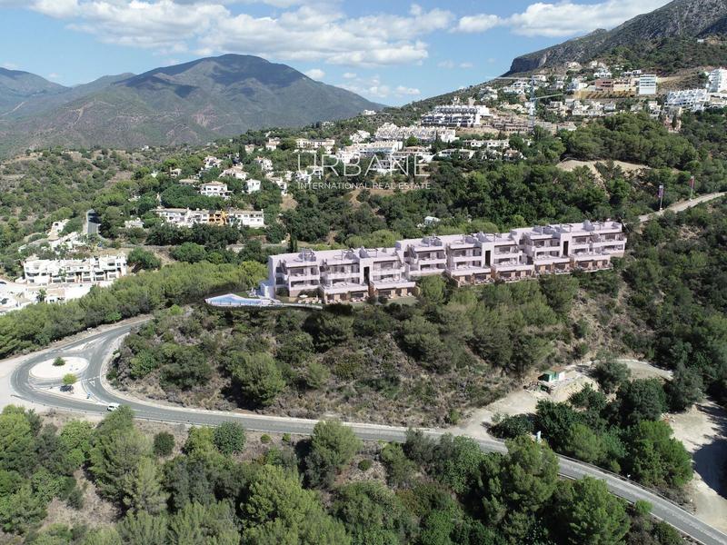 Foto 98ba98e4-26c7-4ff9-b72d-2578221bba80. Piso apartamento moderno de tres habitaciones con terraza en entorno natural en Istán