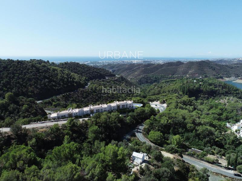 Foto ab1f2ec3-81d8-4996-b73c-0b7a1d5df223. Piso apartamento moderno de tres habitaciones con terraza en entorno natural en Istán