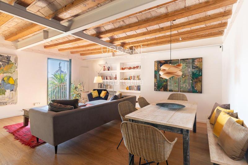 Foto 2ea40214-dd2a-4826-a2bb-30f80979f48b. Piso encanto histórico y elegancia atemporal su nuevo hogar en el corazón del barrio gótico en Barcelona