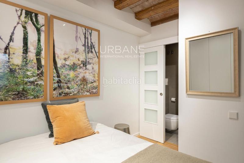 Foto 428c4041-171f-490f-b161-297c53b92355. Piso encanto histórico y elegancia atemporal su nuevo hogar en el corazón del barrio gótico en Barcelona