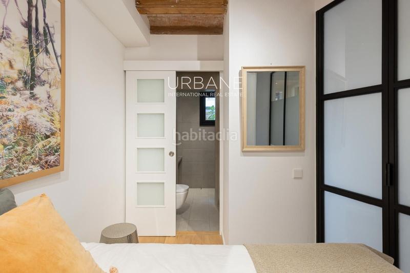 Foto 45aa4ffb-7c45-4769-913a-09ed0663ea16. Piso encanto histórico y elegancia atemporal su nuevo hogar en el corazón del barrio gótico en Barcelona