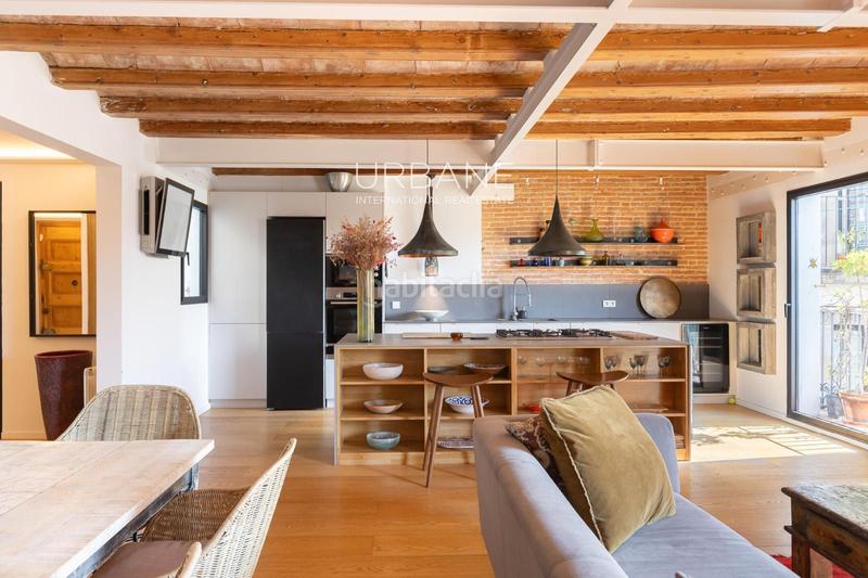 Foto 8bd07934-7fba-473a-aac2-e9ec881269f3. Piso encanto histórico y elegancia atemporal su nuevo hogar en el corazón del barrio gótico en Barcelona