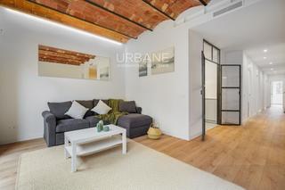 Miete Etagenwohnung  Valencia. Se alquila piso reformado con encanto y balcón privado en el cen