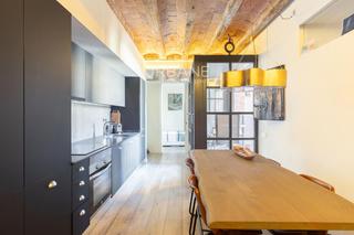 Pis a Raval. Hogar de diseño de 3 dormitorios con terraza privada y piscina c