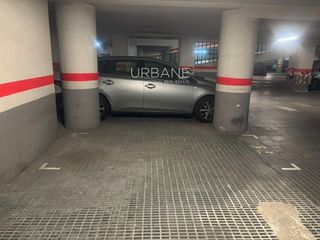 Aparcament cotxe a viladomat