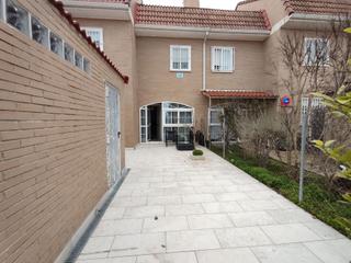 Casa en Ugena. Mas que hipotecas vende en exclusiva chalet adosado en ugena