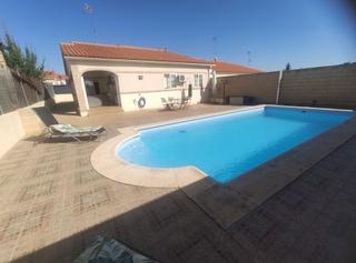 Casa a Villaluenga de la Sagra. Fabuloso chalet pareado en villaluenga de la sagra ,en planta un