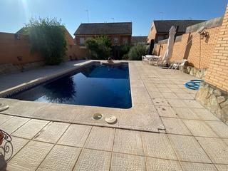 Casa a Yuncos. Mas que hipotecas vende precioso chalet con parcela y piscina en