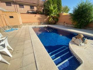 Casa a Yuncos. Mas que hipotecas vende precioso chalet con parcela y piscina en