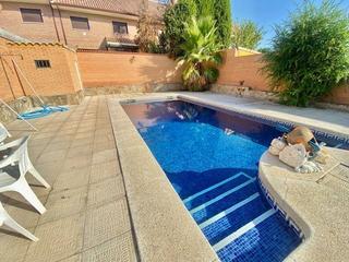 Casa a Yuncos. Mas que hipotecas vende precioso chalet con parcela y piscina en