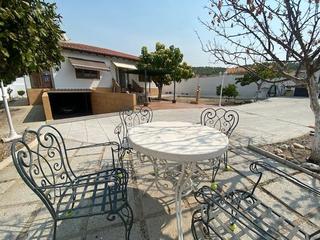 Casa a Esquivias. Mas que hipotecas vende en exclusiva bonita casa con parcela de