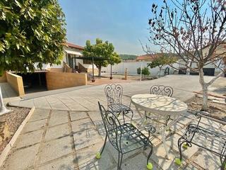 Casa a Esquivias. Mas que hipotecas vende en exclusiva bonita casa con parcela de