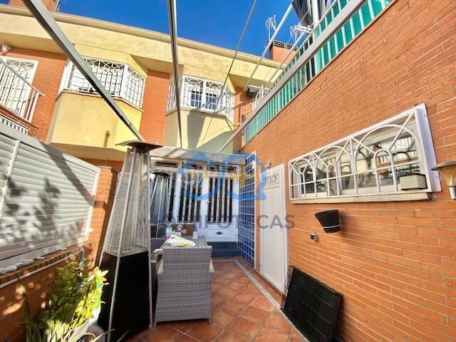 Foto 0946b806-b0f0-4951-8a1a-3fa6b415c614. Casa adosada mas que hipotecas vende en exclusiva chalet con piscina madrid en Parla