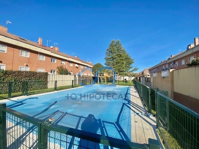 Foto 0bd3eff3-d6e7-4122-a8c8-9f302e556ffe. Casa adosada mas que hipotecas vende en exclusiva chalet con piscina madrid en Parla