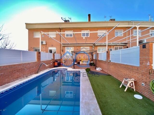 Foto 1995c0ce-3381-4100-a3d1-7bb0d4a2054e. Casa adosada mas que hipotecas vende en exclusiva chalet con piscina madrid en Parla