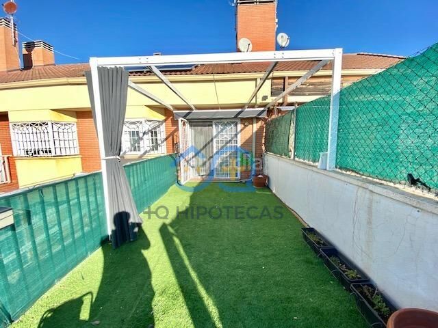 Foto 1fb2b4e2-dc24-435b-a857-e856a03c84cd. Casa adosada mas que hipotecas vende en exclusiva chalet con piscina madrid en Parla
