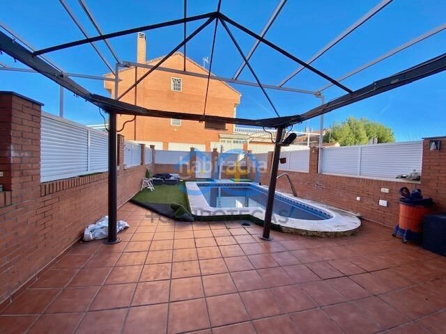 Foto 2f2c3ab8-5584-4f18-b2db-f6751acfe6b4. Casa adosada mas que hipotecas vende en exclusiva chalet con piscina madrid en Parla