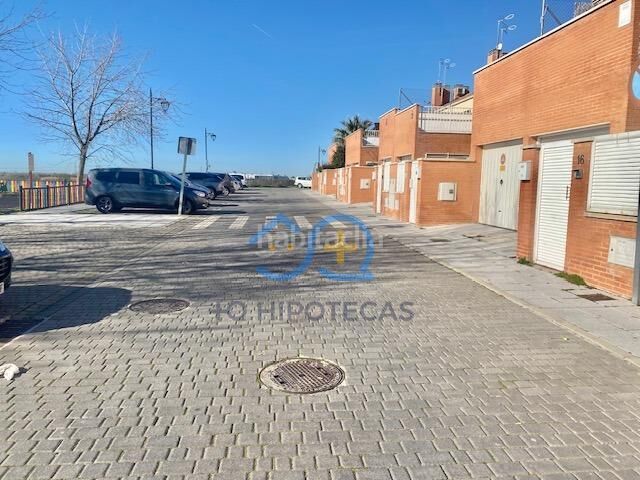 Foto 5ab7d3b3-53e7-44cf-817a-7e747872385c. Casa adosada mas que hipotecas vende en exclusiva chalet con piscina madrid en Parla
